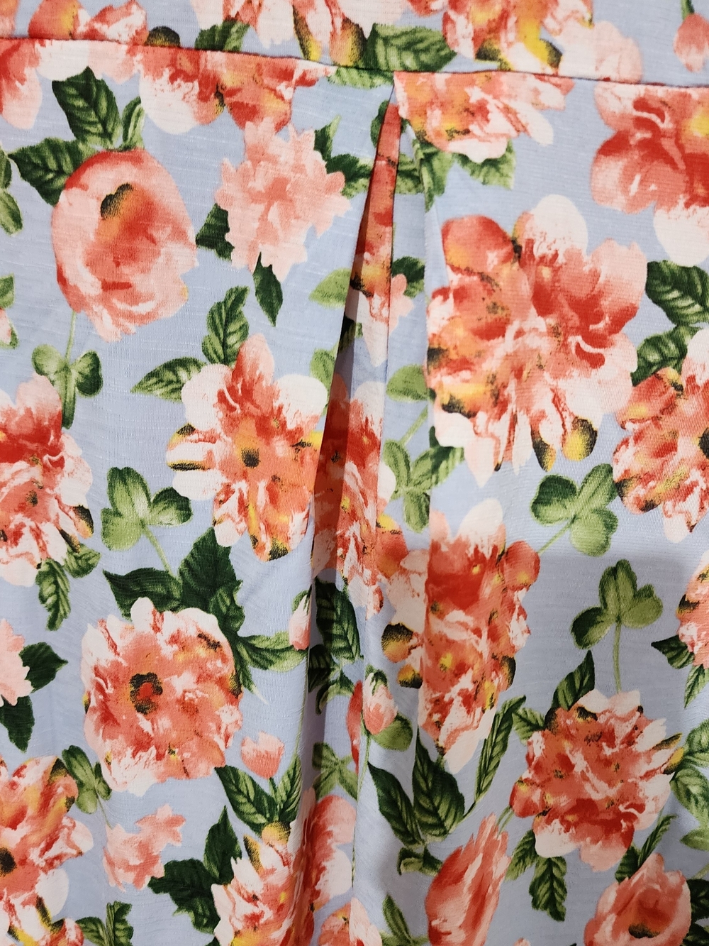 NEW Scarlett Blue Floral Short-Sleeve V-Neck Blouse. 94% Poly 6% Spandex - Picture 8 of 9